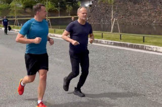 Tusk nie odpuszcza treningów! Premier biega po Tokio