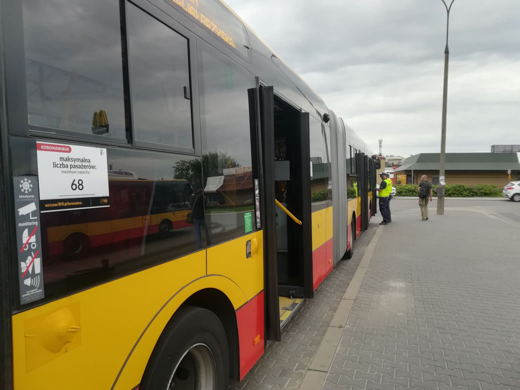 Trwają policyjne kontrole kierowców autobusów w Warszawie! Co bada policja? [ZDJĘCIA]