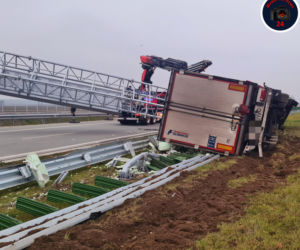 Ciężarówka z energetykami zablokowała S7