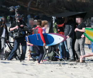 Maciej Musiał nad morzem z deską