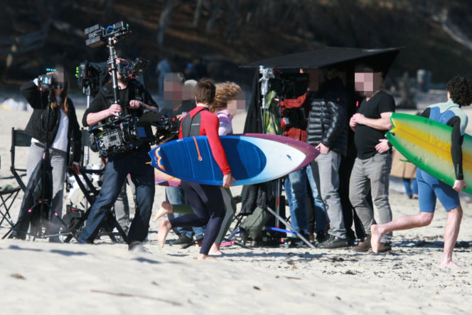 Maciej Musiał nad morzem z deską