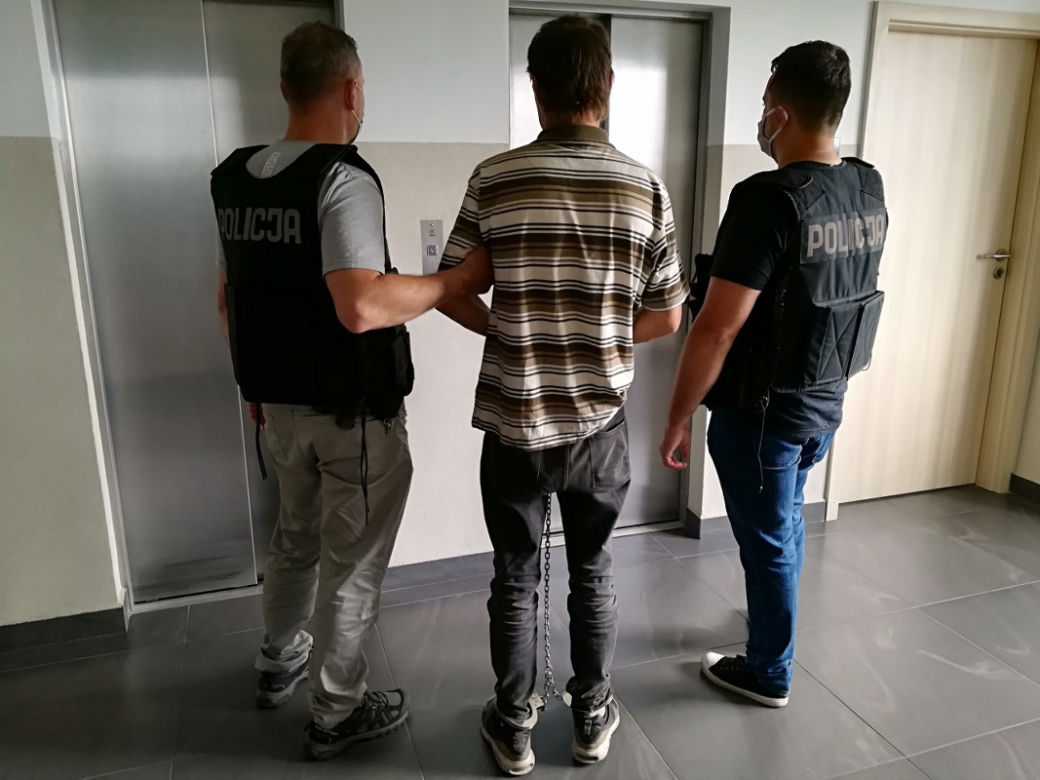 Rozbój o poranku w centrum Torunia. Policja błyskawicznie dopadła sprawców