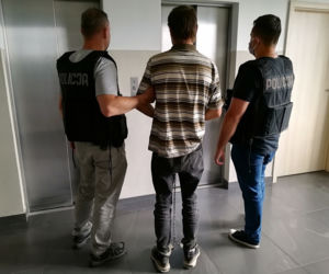 Rozbój o poranku w centrum Torunia. Policja błyskawicznie dopadła sprawców
