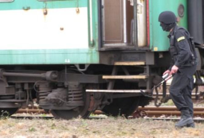 WARKA: Terroryści opanowali pociąg. Strzelanina na stacji kolejowej! + ZDJĘCIA
