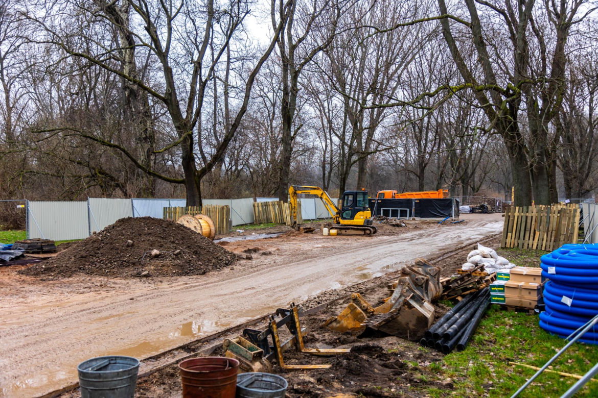 Remont parku Skaryszewskiego w Warszawie na początku marca 2024 r.