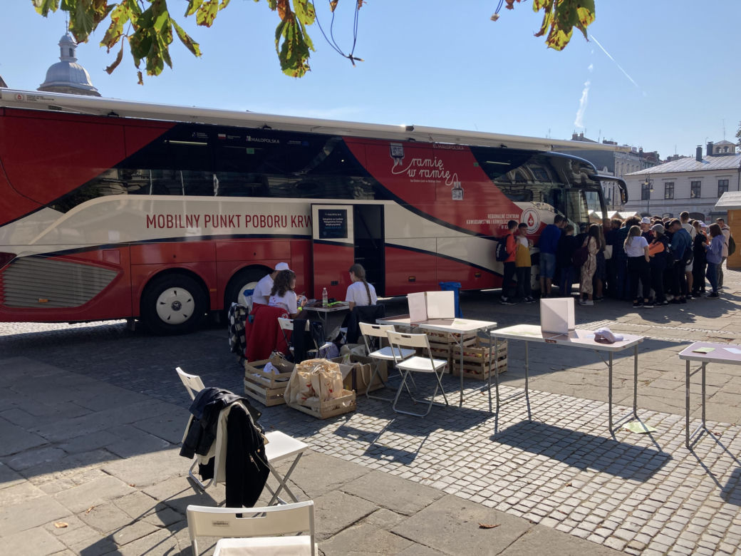 Krwiobus zaparkował na Rynku w Nowym Sączu