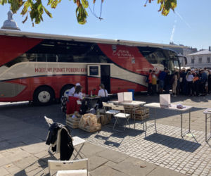 Krwiobus zaparkował na Rynku w Nowym Sączu
