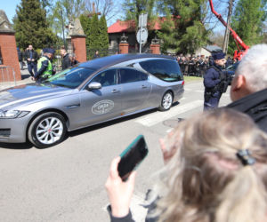 Karawany z wieńcami przyjechały na pogrzeb Łukasza Litewki