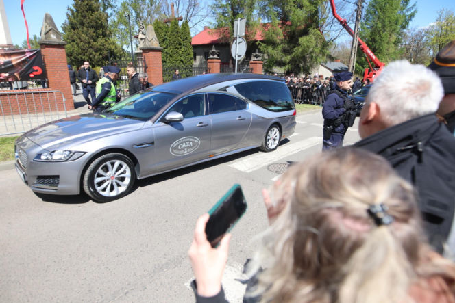 Karawany z wieńcami przyjechały na pogrzeb Łukasza Litewki