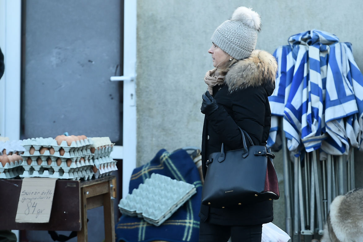 MAŁGORZATA TUSK KUPUJE NA BAZARKU.