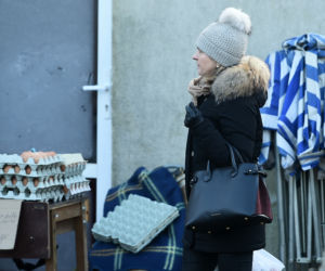 MAŁGORZATA TUSK KUPUJE NA BAZARKU.