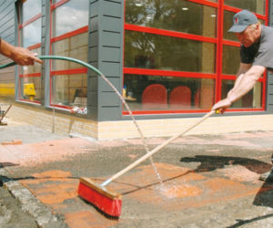 Zaszlamowanie szczelin piaskiem za pomocą węża z wodą i szczotki