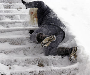 Upadki seniorów zimą. Dlaczego lęk po nich bywa groźniejszy niż sam upadek?