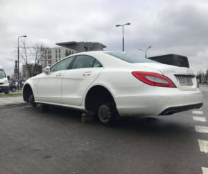 Mercedes-Benz CLS bez kół na warszawskich Odolanach