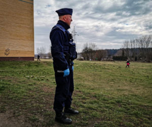 #ZostańWDomu. Policjanci sprawdzają, czy mieszkańcy przestrzegają kwarantanny