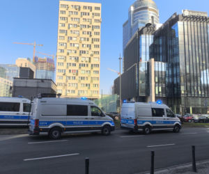 Dwa auta zderzyły się przy rondzie ONZ, jeden dachował