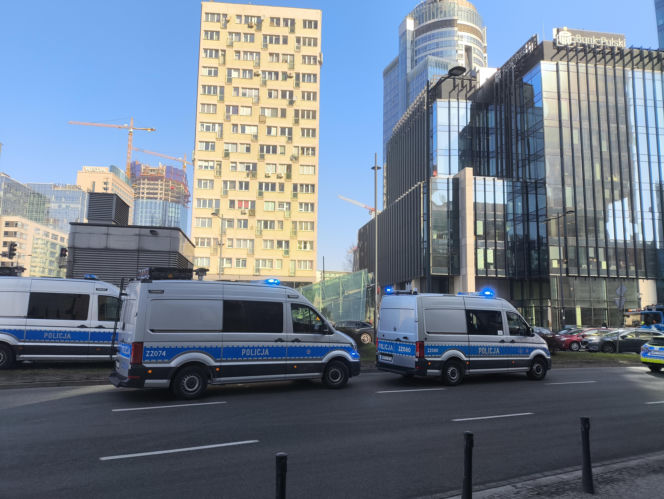 Dwa auta zderzyły się przy rondzie ONZ, jeden dachował