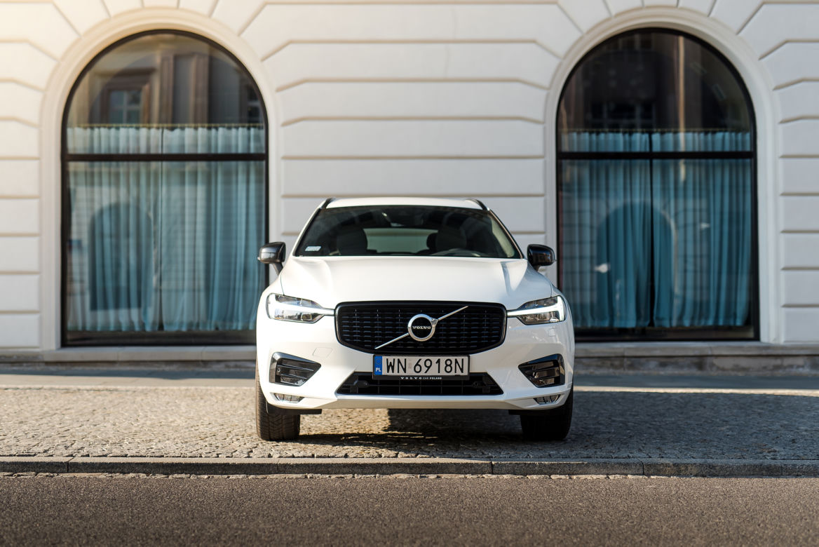 Volvo XC60 B4 Mild Hybrid FWD AT8 Momentum