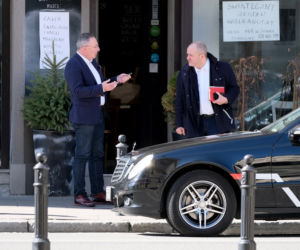 Posłowie mają w nosie zakazy