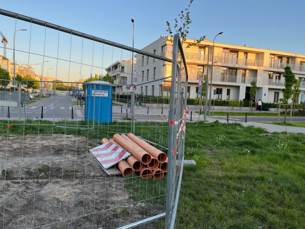 Skwer na Mokotowie zostanie zalany betonem?