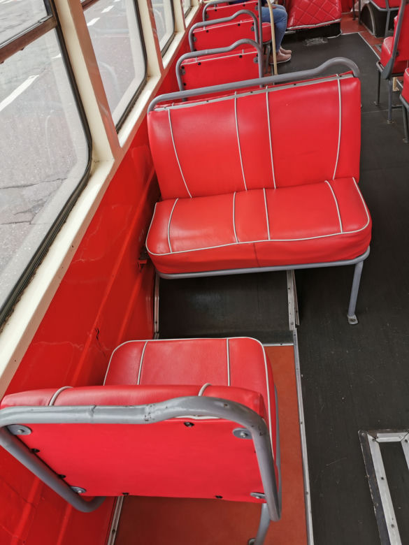 Czerwony autobus po Kaliszu mknie