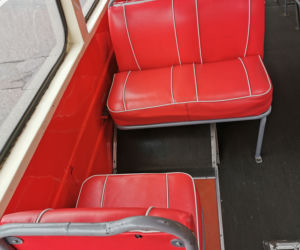 Czerwony autobus po Kaliszu mknie