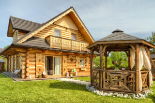 Dom w miesiąc? Zobacz, jak górale stawiają domy z bali