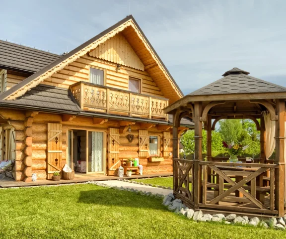 Postawili dom w 30 dni – tak budują górale. Efekt? Drewniany hit