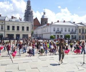 Młodzież z Nowego Sącza zatańczyła przed ratuszem