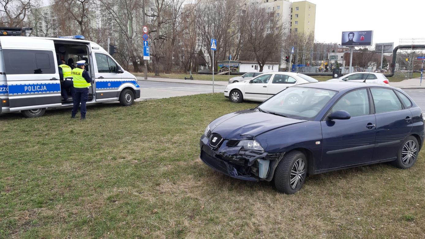 Wypadek w Dolinie Służewieckiej. Rozbite samochody i dwie osoby w szpitalu