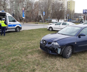Wypadek w Dolinie Służewieckiej. Rozbite samochody i dwie osoby w szpitalu