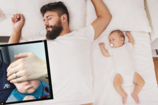 Ten ojciec usypia rozbawione dziecko w kilka sekund! Jak to robi?