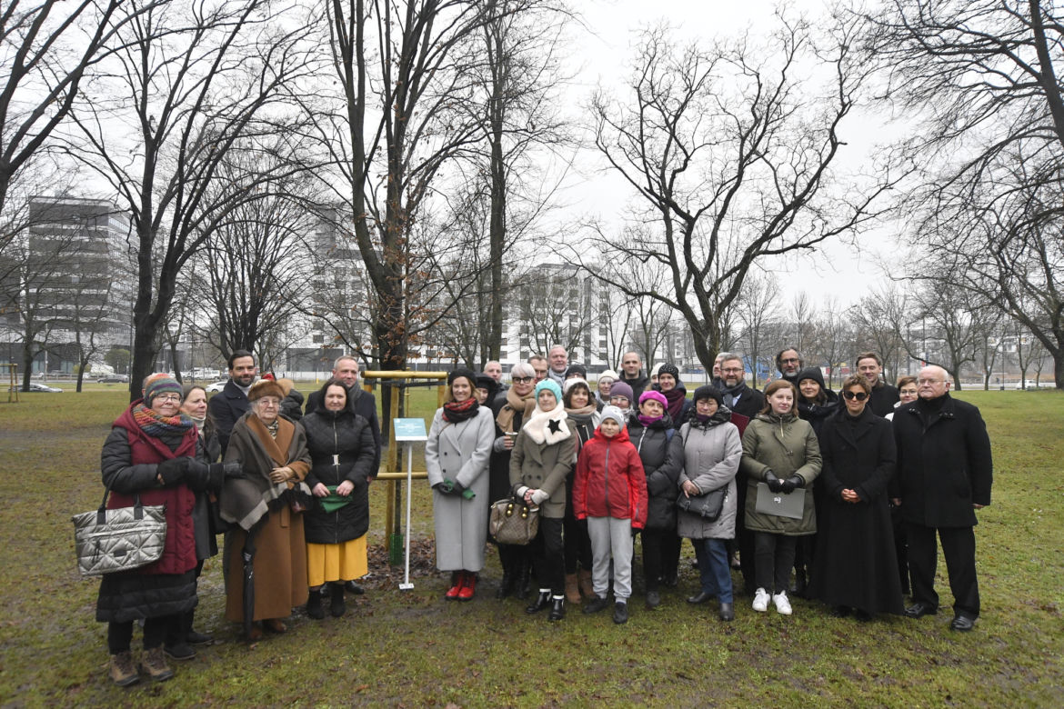 Uczestnicy projektu "Korzenie Pamięci" i ich rodziny w Parku Powstańców na Woli