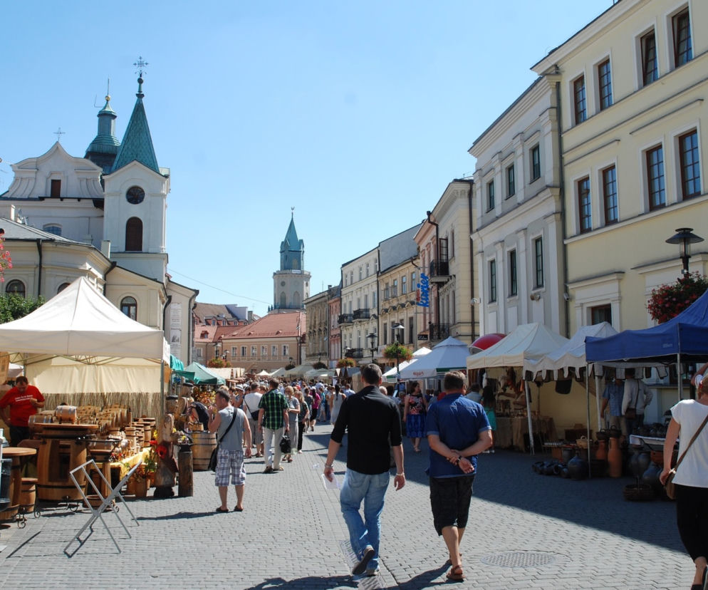 Koniec reklamowego chaosu na deptaku. Zmienią się szyldy, a nawet lodówki