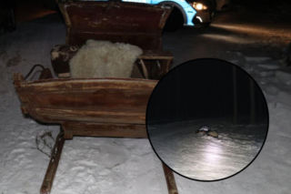 Ciągnął za autem sanie z kobietami i dzieckiem. Po wypadku odjechał