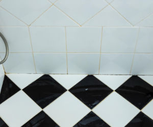 Jak poprawnie usunąć starą fugę i silikon oraz nałożyć nowy? Murator Remontuje