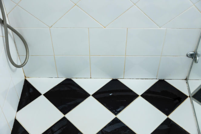 Jak poprawnie usunąć starą fugę i silikon oraz nałożyć nowy? Murator Remontuje