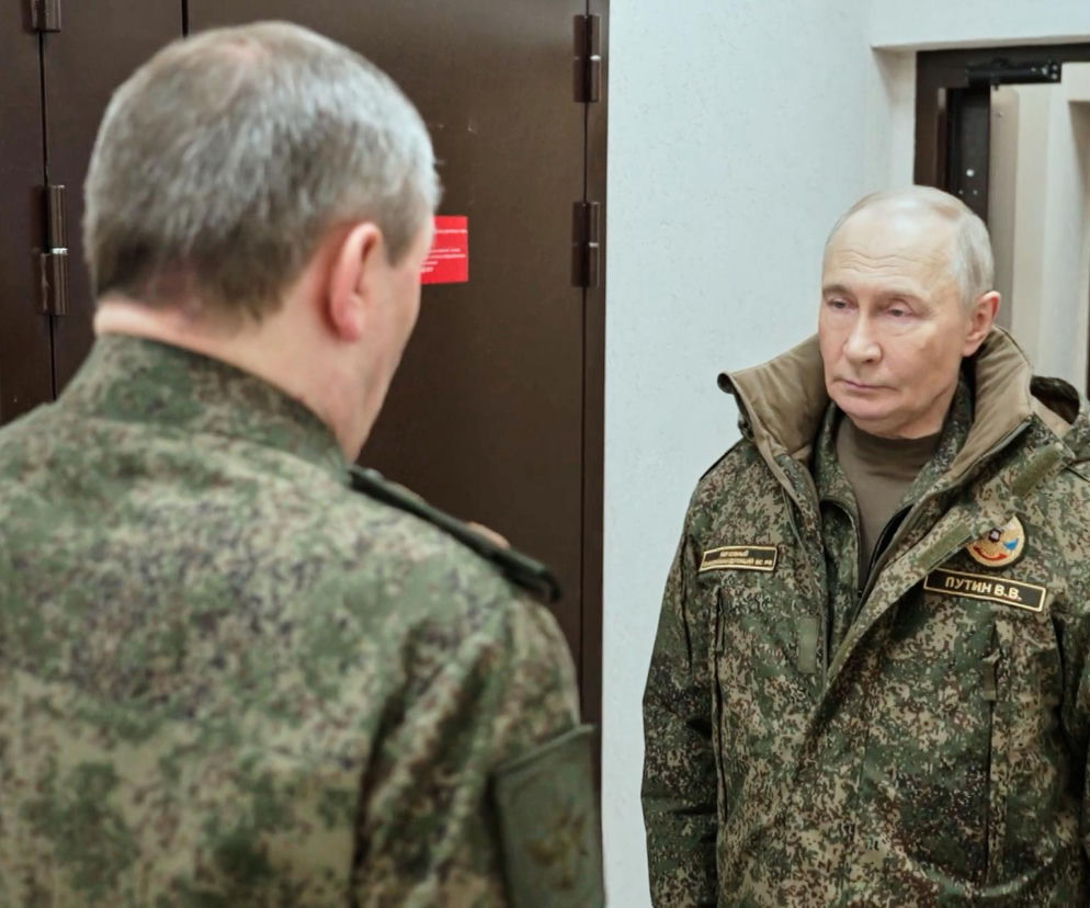 Prezydent Rosji Władimir Putin w wojskowym ubraniu maskującym, podczas spotkania z żołnierzem, co może świadczyć o planach dotyczących obrony przeciwlotniczej. Więcej o ustaleniach wywiadu wojskowego i strategicznych ruchach Rosji przeczytasz na naszym portalu.