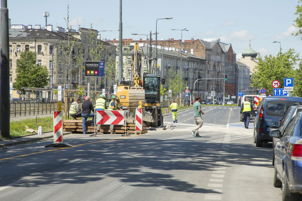 Utrudnienia na Targowej spowodowane przewróconą ciężarówką