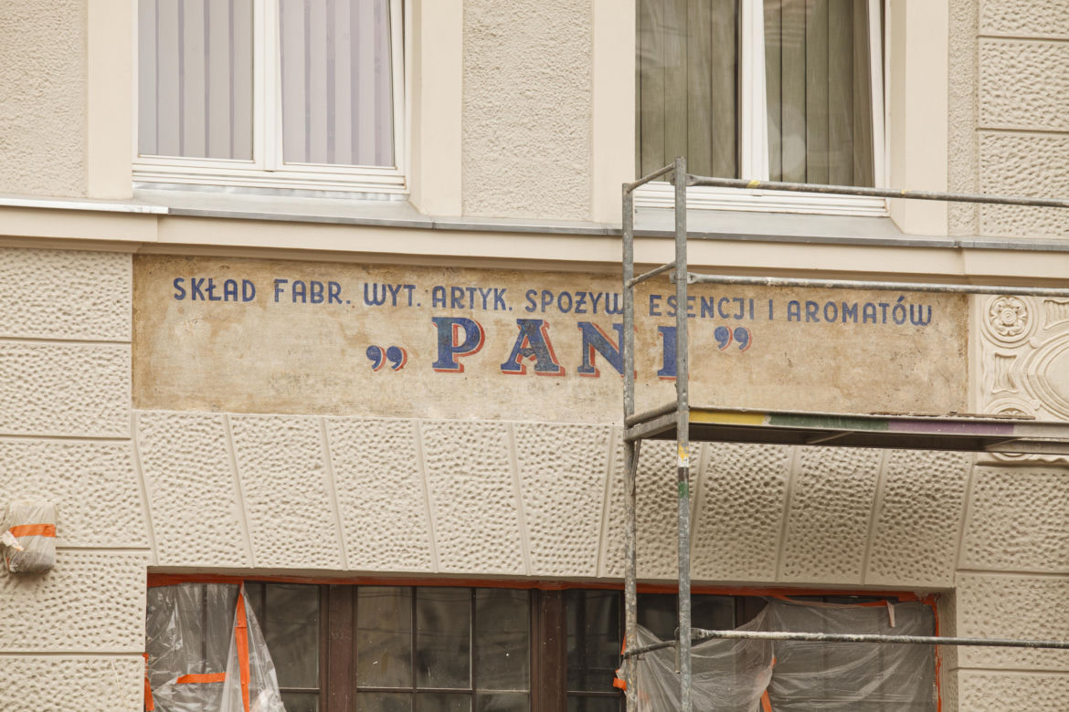 Remont kamienicy odsłonił powojenne szyldy