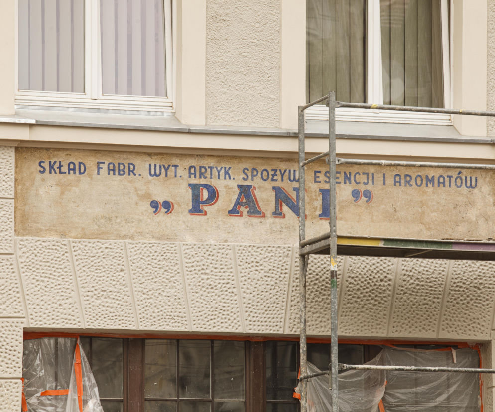 Remont kamienicy odsłonił powojenne szyldy