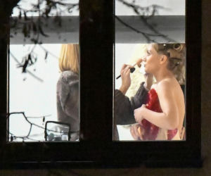 Agnieszka Kaczorowska w wałkach na głowie. Tak szykowała się na ramówkę TVP