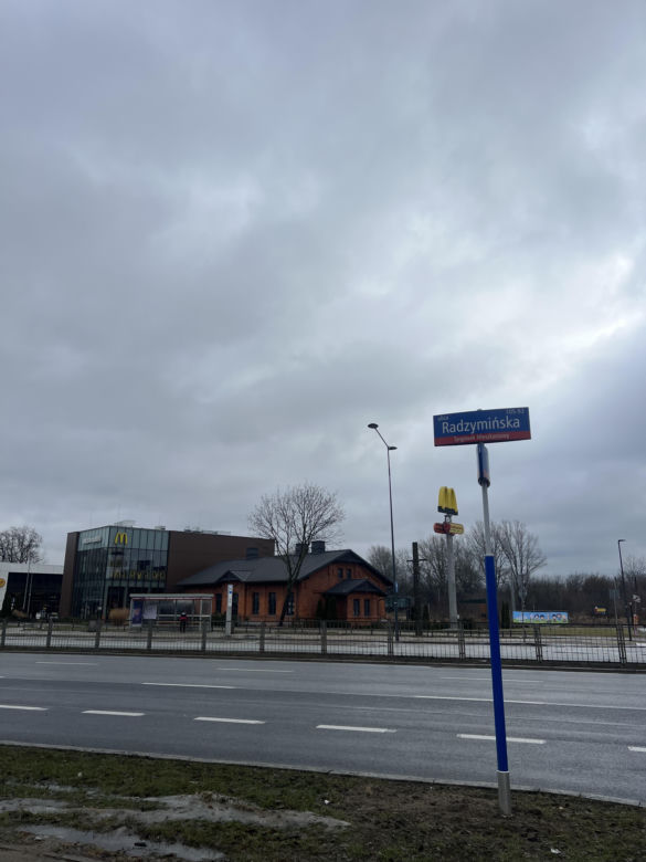 Nietypowy McDonald's przy ul. Radzymińskiej w Warszawie