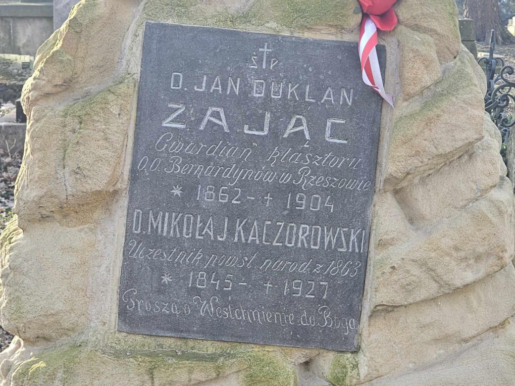  Co pisano na nagrobkach w minionych wiekach?