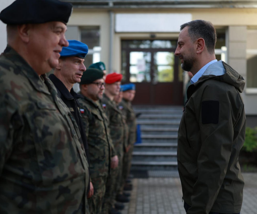Władysław Kosiniak-Kamysz rozmawia z żołnierzami w Rzeszowie-Jasionce. O wizycie szefa MON przeczytasz w SE Portal Obronny.