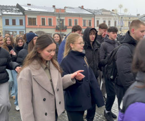 Polonez maturzystów na Rynku w Nowym Sączu