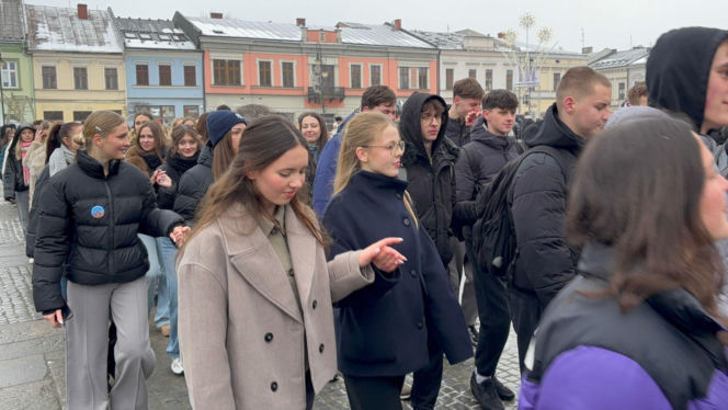 Polonez maturzystów na Rynku w Nowym Sączu