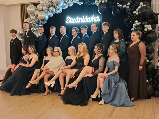 Studniówka 2026 maturzystów Zespołu Szkół Zawodowych nr 1 w Starachowicach