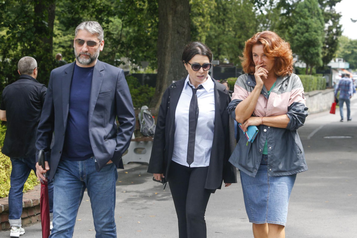 Fani i artyści żegnają Joannę Kołaczkowską. Pogrzeb artystki na Powązkach [ZDJĘCIA]