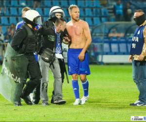 Chorzów: Zadyma na stadionie Ruchu. Kibole odpalili race i wdarli się na murawę [GALERIA]